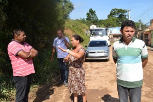 Vereador Cícero do Gás (1º esq), ao lado de Luiz Tenório ouvindo moradora no Cambiri