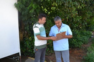Vereador LUiz Tenório (esq) com o técnico da Sabesp, Valdemir Luz
