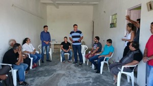Vereador Luiz Tenório (1º esq em pé) ouve o secretário, Inha em reunião com moradores no São José
