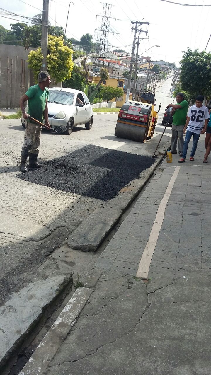 You are currently viewing Secretaria fecha buracos na Rua Manoel de Abreu na Vila Arbame