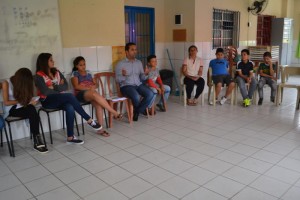 Vereador Claudio Ramos (centro) palestrando para alunos do CJ Angelina