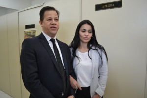 Ao lado da esposa Viviane, prefeito afastado comenta resultado do julgamento