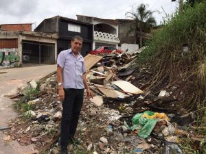 Read more about the article Pastor Nelson cobrará a retirada de lixo no Castelo Branco
