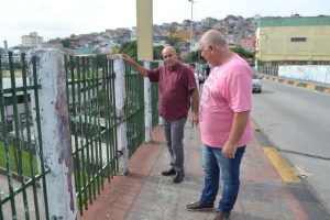 Read more about the article Clovis denuncia rachaduras em grades de proteção de viaduto