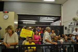 Read more about the article Grupo protesta contra o aumento da taxa de lixo