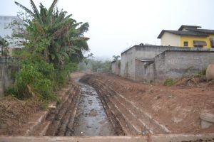 Read more about the article Após 2 meses, governo municipal começa a limpeza do Córrego da Piscina na região central