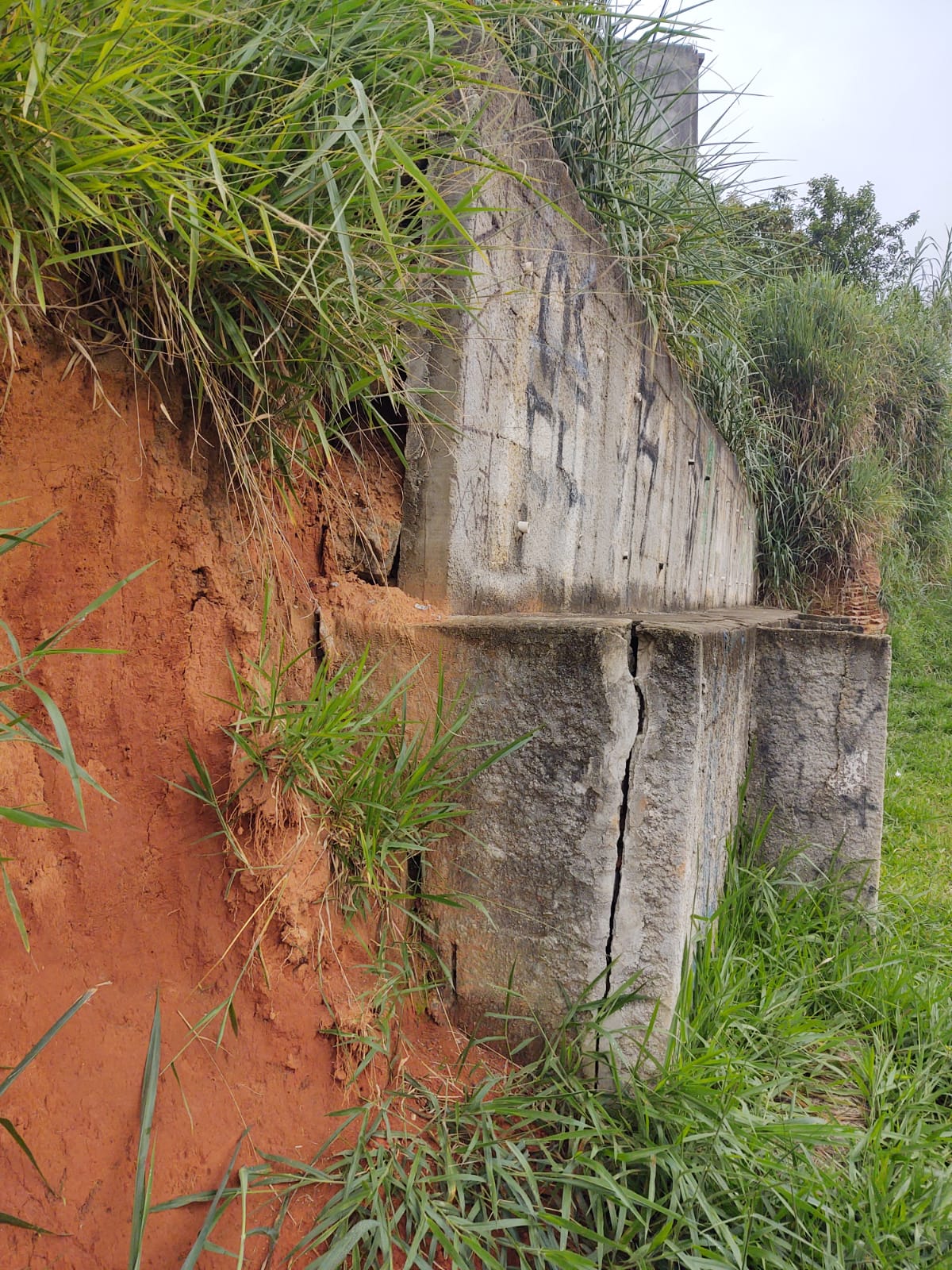 Leia mais sobre o artigo Erguido há 3 anos, muro de proteção ameaça cair no Jardim São João