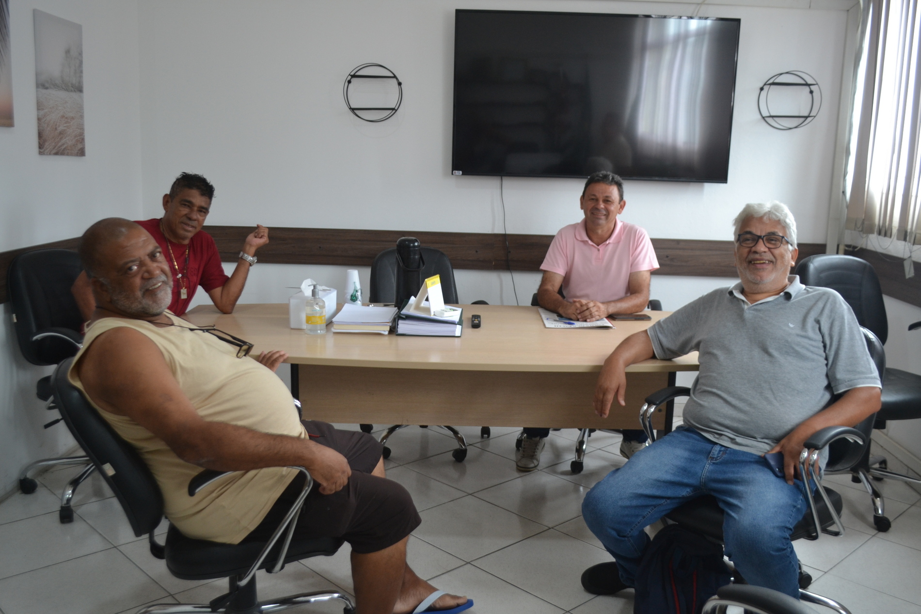 Leia mais sobre o artigo Luiz Tenorio se reúne com representantes da Associação Ferrazense de Esporte