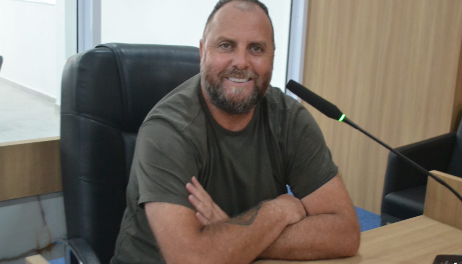 Anderson quer amarelo piscante em cruzamentos de vias no Cambiri