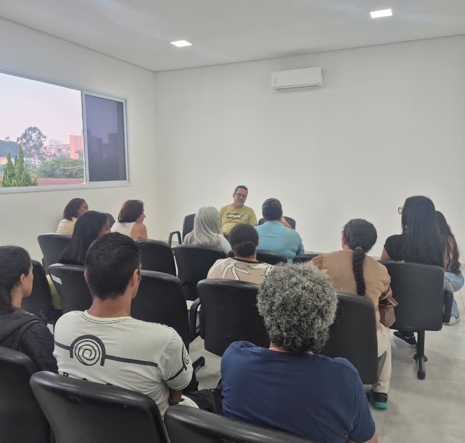Auxiliares de creche debatem inclusão como profissionais do magistério
