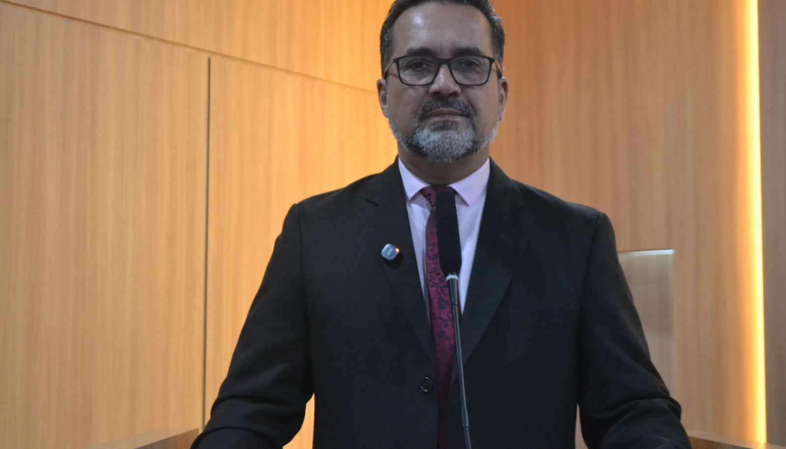 Claudio Ramos critica a demora de obras nos Jardins Rosana e Renata